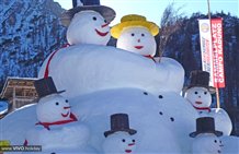 Famiglia di pupazzi di neve nel comprensorio sciistico Croda Rossa Sesto