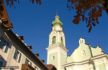 Blick auf die Pfarrkirche in Toblach