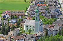 Blick auf die Ortschaft Toblach in Südtirol