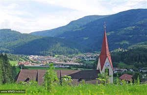 Blick auf die Pfarrkirche von Kiens