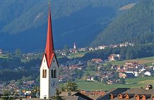 Vista sul campanile di Valdaora
