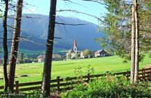 Blick auf die Pfarrkirche von Rasen