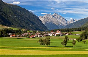 Blick auf die Ortschaft Rasen in Südtirol
