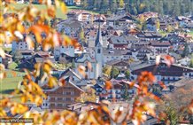 Vista sulla chiesa parrocchiale e sulla località di San Vigilio di Marebbe