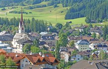 Blick auf das Dorfzentrum von Welsberg