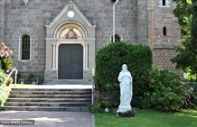 Eingang zur Herz-Jesu-Kirche im Meranerland