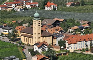Blick zur Pfarrkirche in Mitterlana im Meranerland