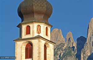 Kirchturm in der Ortschaft Völs am Schlern