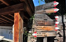 Wegweiser in der Ortschaft Altrei im Süden Südtirols