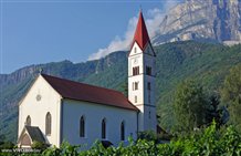 Vista sulla chiesa parrocchiale di Andriano