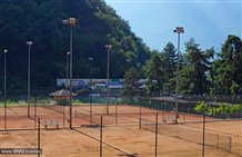 Campo da tennis nell'area sportiva di Ora