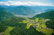 Blick auf die Ortschaft Jenesien im Süden Südtirols