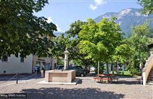 Blick auf den Dorfplatz in Kurtatsch in Südtirol