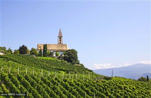 Blick auf die Pfarrkirche in Kurtatsch