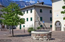 Kirchplatz in der Gemeinde Kurtinig im Süden Südtirols