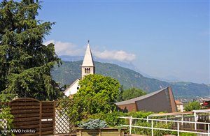 Blick zur Pfarrkirche in der Ortschaft Leifers