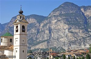 Vista sulla chiesa parrocchiale nella località di Salorno