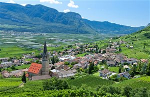 Blick auf Tramin in der Ferienregion Südtirols Süden