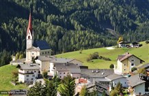 Blick auf die Ortschaft Mühlwald - Pfarrkirche St. Gertraud