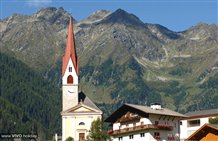Blick zur Pfarrkirche St. Gertraud in Mühlwald