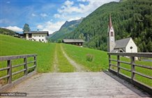 Chiesa parrocchiale di San Valentino nella regione turistica delle Valli di Tures e Aurina