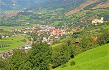 Blick auf den Ferienort Schluderns im Vinschgau
