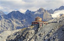 Rifugio Tibet sul passo dello Stelvio in Val Venosta