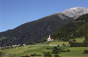 Vista sulla Chiesa Parrocchiale di San Biagio a Tubre in Val Monastero