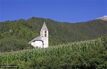 Vista sulla Chiesa a Tubre in Val Monastero